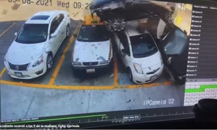 Taxista la libra por poquito; ‘Toretto’ regio vuela y choca cuatro autos (video)