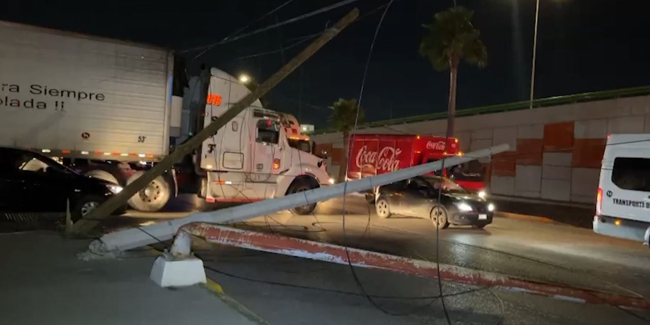 Le falla el ojo de ‘buen cubero’ y derriba tres postes con su tráiler