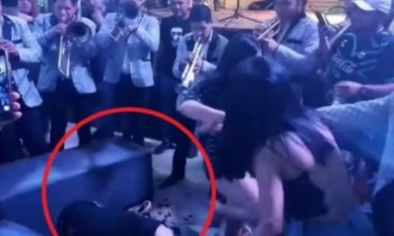 Joven se queda dormido borracho y ni la banda en el oído lo despierta en Torreón (video)