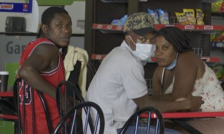 Busca CDHEC dialogo con migrantes