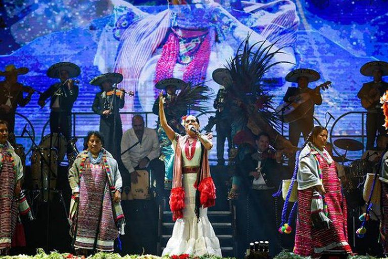 Lila Downs hace homenaje a Calle 13 en el Zócalo