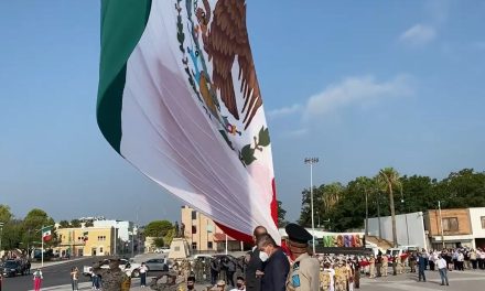 Izan en Piedras Negras enorme Bandera Nacional