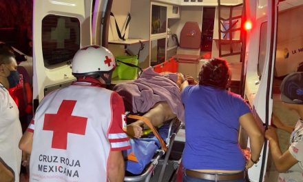 Taxista ebrio vuelca tras huir de accidente al poniente de Saltillo; deja a mujer con ambas piernas fracturadas