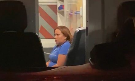 Furioso hombre lanza de auto en movimiento a su pareja al oriente de Saltillo