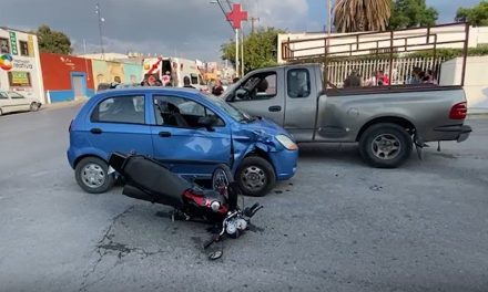 Se estrellan contra coche; les quita derecho de paso en el Centro de Saltillo