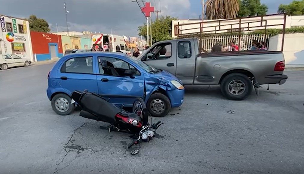 Se estrellan contra coche; les quita derecho de paso en el Centro de Saltillo