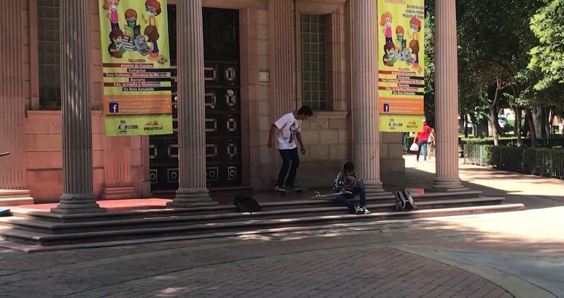 Patinadores dañan fachada de la biblioteca de la Alameda de Saltillo