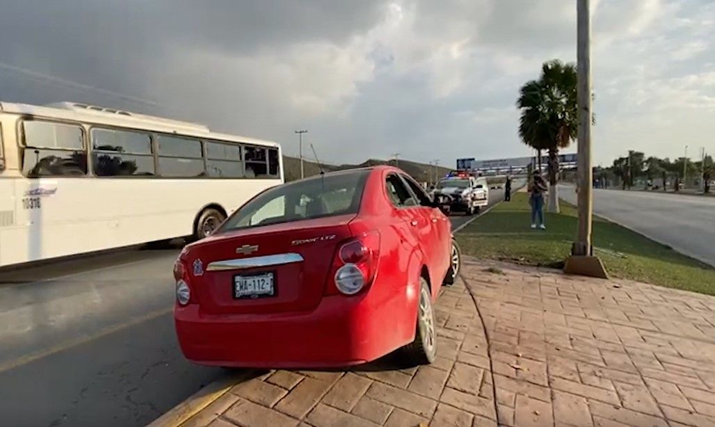 Ebrio ‘frena’ su parranda en poste de la Saltillo-Monterrey