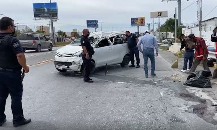Repartidor de pan vuelca en la carretera a Ramos Arizpe