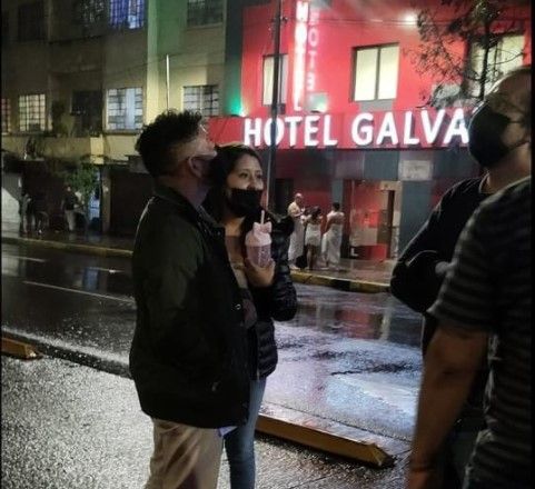 Sismo los agarra en pleno hotel… salen en toallas a la calle
