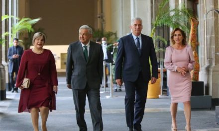 Presidente de Cuba acompaña a AMLO al desfile militar