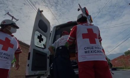 Recolector de basura se cruza sin ver y termina arrollado por un vochito en Saltillo