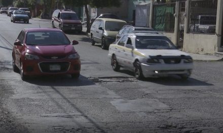 ¡Peligro en las calles! Vecinos denuncian alcantarilla dañada en Saltillo