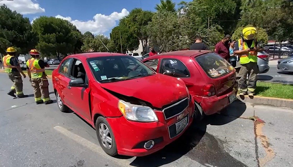 Conductor choca contra auto y lesiona a embarazada en Saltillo