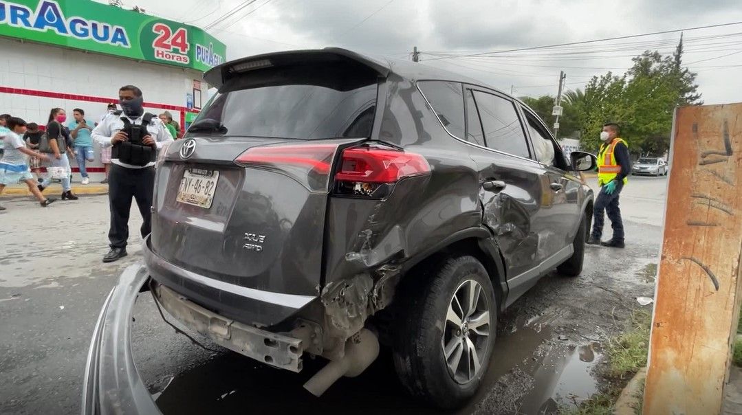 Se pasa un alto y causa choque al oriente de Saltillo