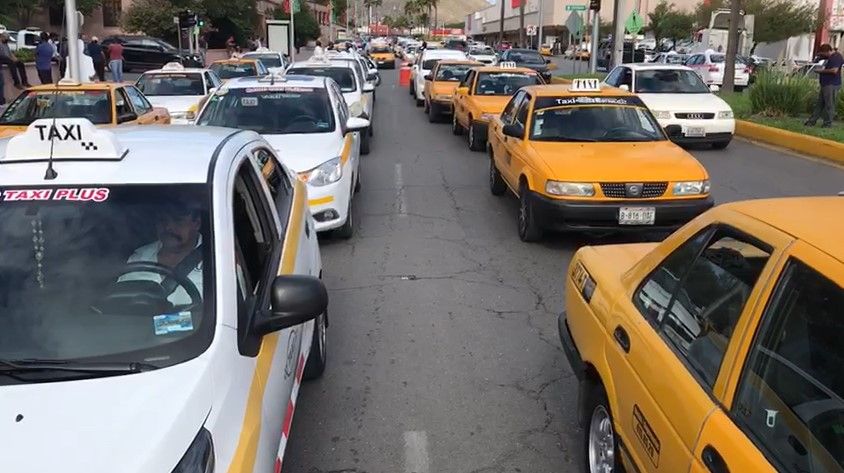 Taxistas se manifiestan frente a presidencia en Saltillo y piden regular aplicaciones