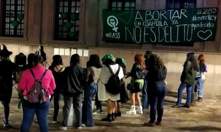 Feministas de Saltillo se manifiestan a favor del aborto legal y seguro