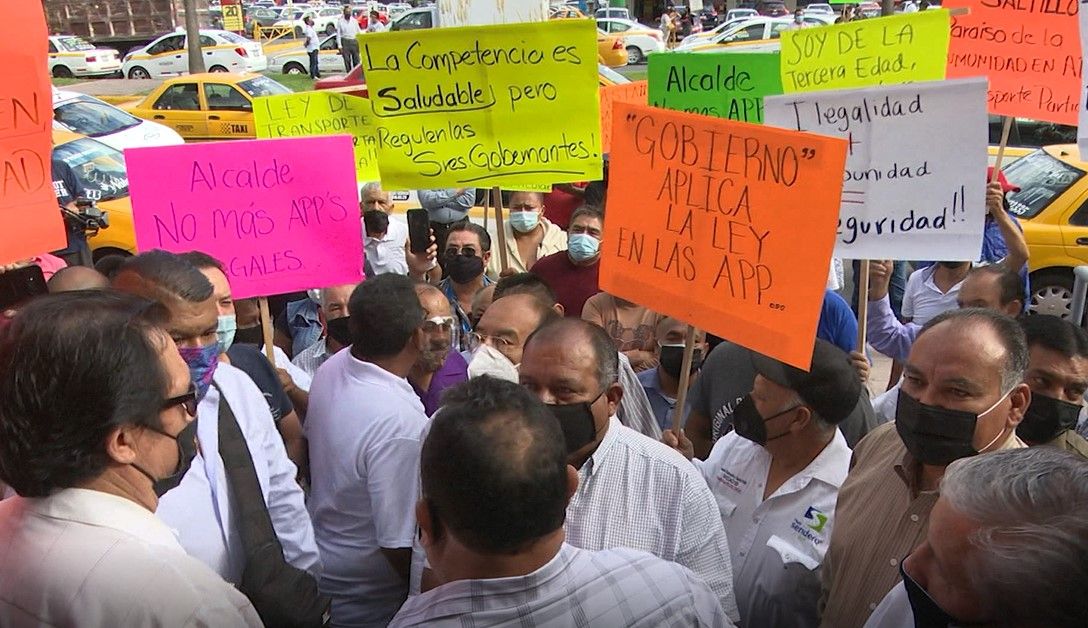 Taxistas exigen a las autoridades regularizar aplicaciones de transporte