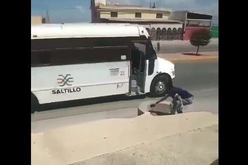 Niño le propina un ‘gallinazo’ a combi de Saltillo