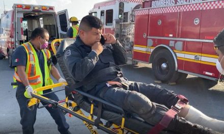 Policía choca contra auto y resulta lesionado en Saltillo