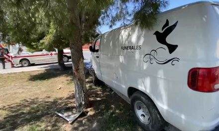 Choca vehículo de funeraria