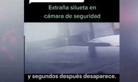 Siniestra figura aparece en la calle y se desvanece en la nada (video)