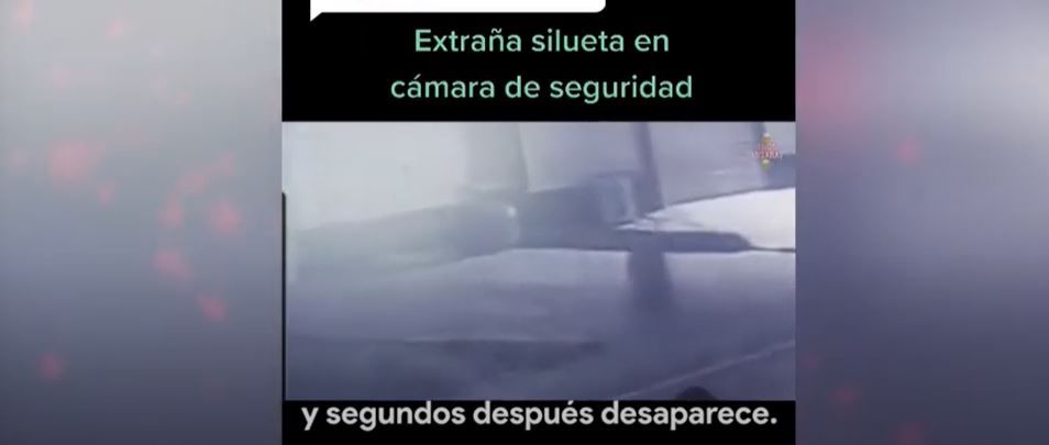 Siniestra figura aparece en la calle y se desvanece en la nada (video)