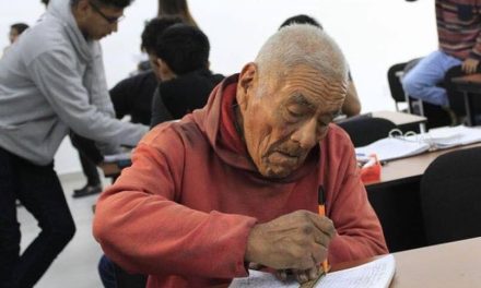Nunca es tarde, Don Felipe se gradúa como licenciado a sus 84 años y se hace viral