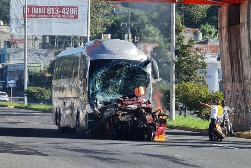 Autobús embiste 5 autos en Veracruz; al menos 2 muertos y 14 heridos (video)