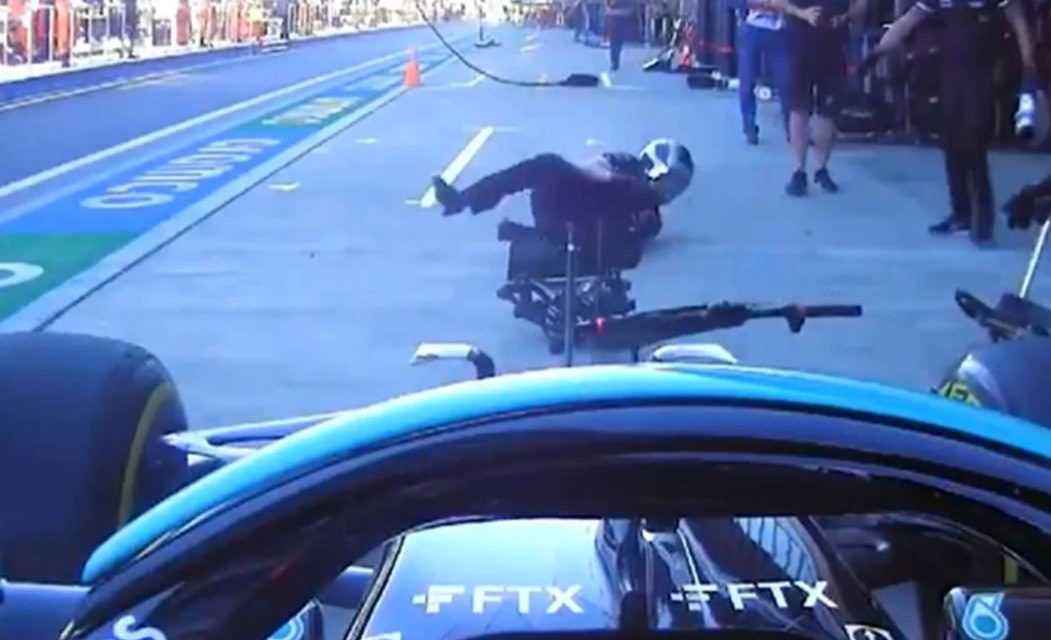 Lewis Hamilton ‘atropella’ a uno de sus mecánicos (video)