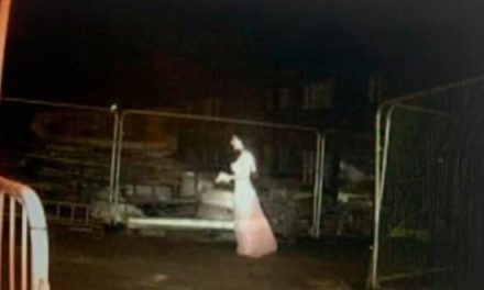Sensor de cámara de seguridad se activó y registró una escena perturbadora en una antigua fábrica