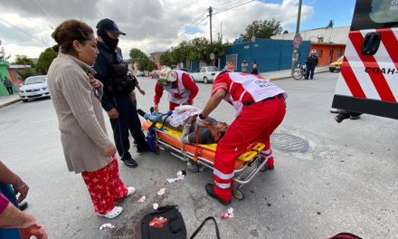 Motociclista se debate entre la vida y la muerte por evitar impactar contra un auto en Saltillo