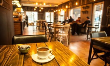 Cafetería lanza campaña para ‘normalizar la amabilidad’ en Estados Unidos