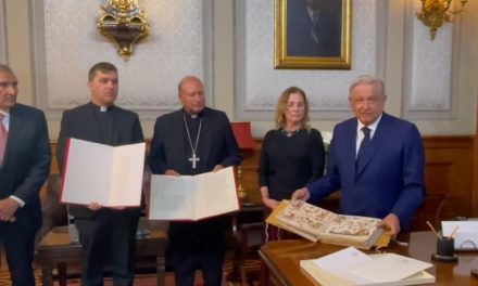 AMLO recibe códice enviado por el Papa