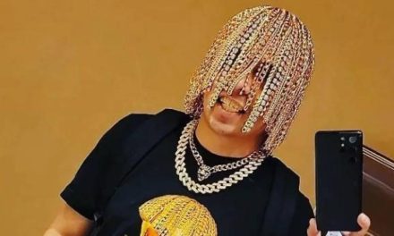 ¡100 % real no fake!… creo. Dan Sur se implantó cadenas de oro en la cabeza