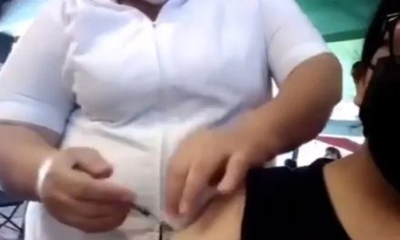 Enfermera simula vacunar contra COVID ‘porque estaba cansada’ (video)