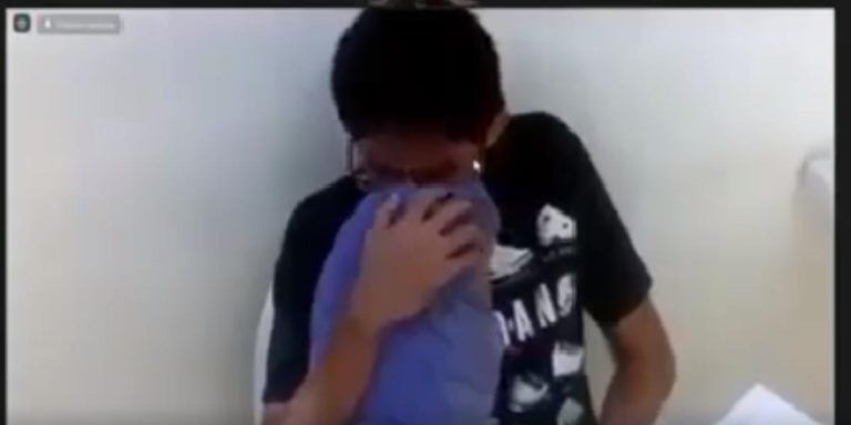 Estudiante se hace ‘justicia con su propia mano’ durante clase virtual y olvida apagar la cámara