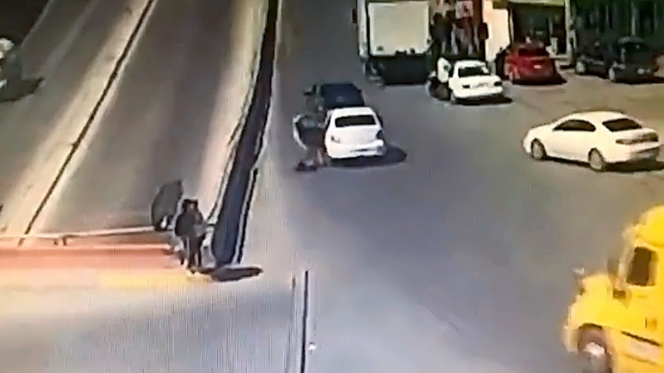 Mujer salta de auto en movimiento para evitar secuestro (video)