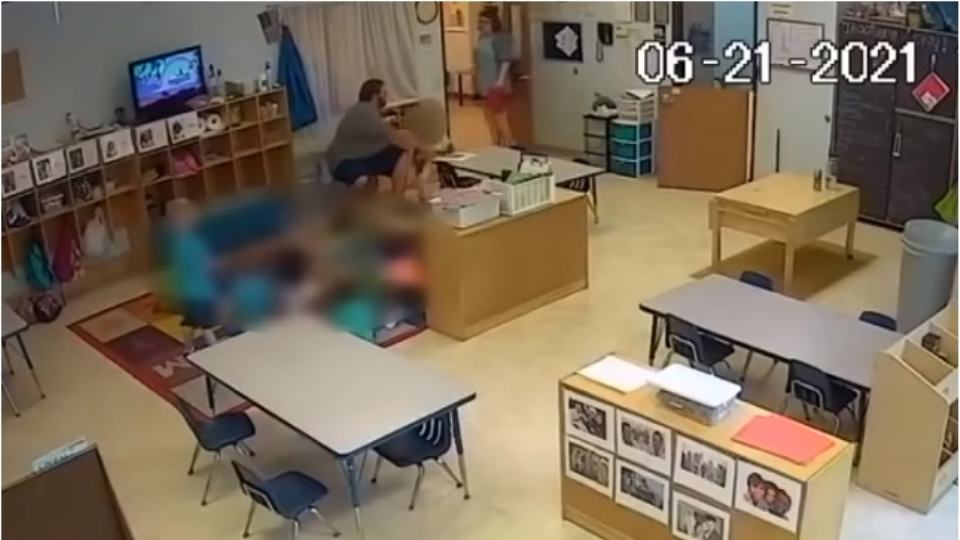 Maestro empuja con violencia a niña afroamericana en guardería de Estados Unidos (video)