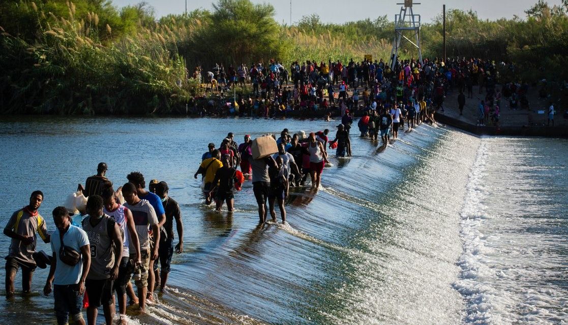 EU deportará en vuelos a migrantes varados en Texas