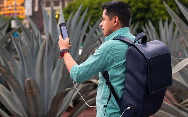 Mexicanos crean mochila hecha con piel de nopal y cargador solar