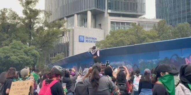‘Aborto sí, aborto no, ¡eso lo decido yo!’: Marchan colectivos feministas en México