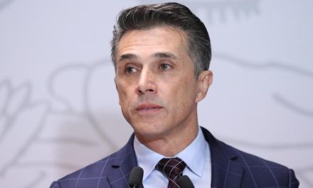 Sergio Mayer está hospitalizado, lo reportan delicado pero estable por culpa de un virus