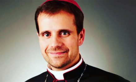 ¿Servir a Dios o vivir con una escritora de erotismo? La dura decisión de un obispo