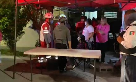 Choca contra puesto de comida; dos personas resultan lesionadas