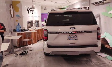 Se mete con todo y ‘mama móvil’ a nevería de Torreón; lesiona a 5 adultos y 2 niñitas