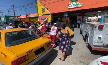 ¡Malnacido! Conductor se echa de reversa y prensa a abuelita en Saltillo