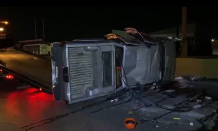 Sufre volcadura tras chocar con muro