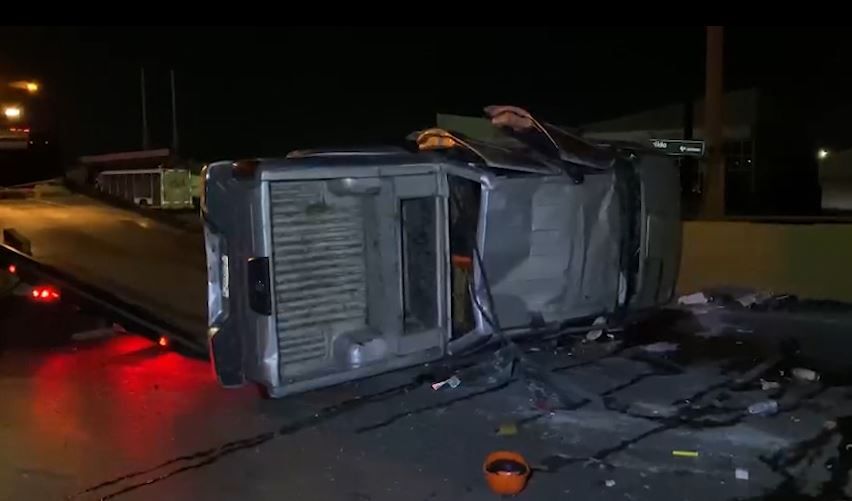 Sufre volcadura tras chocar con muro