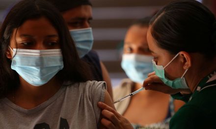 Vacunan hoy contra covid a niños de 12 a 17